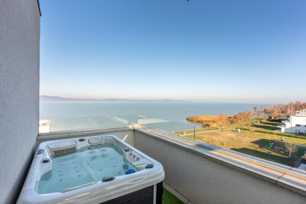 Sunset LakeView with Jacuzzi