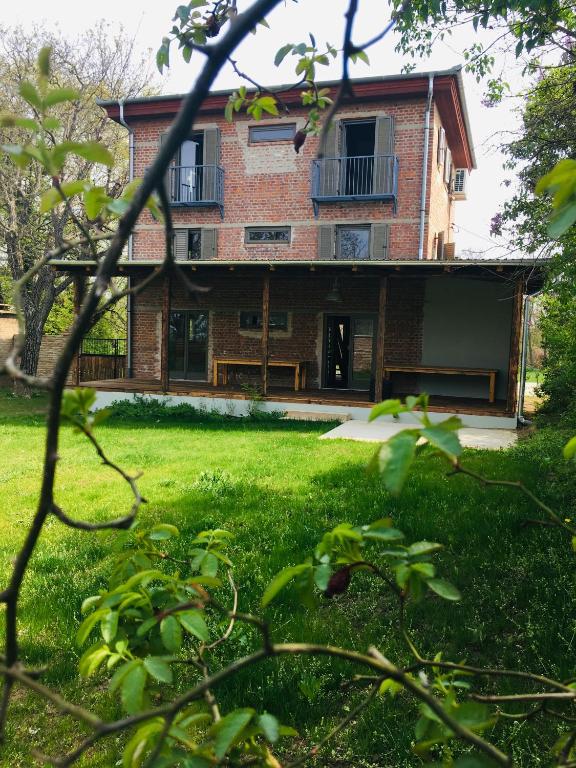 KÉSA BARN
