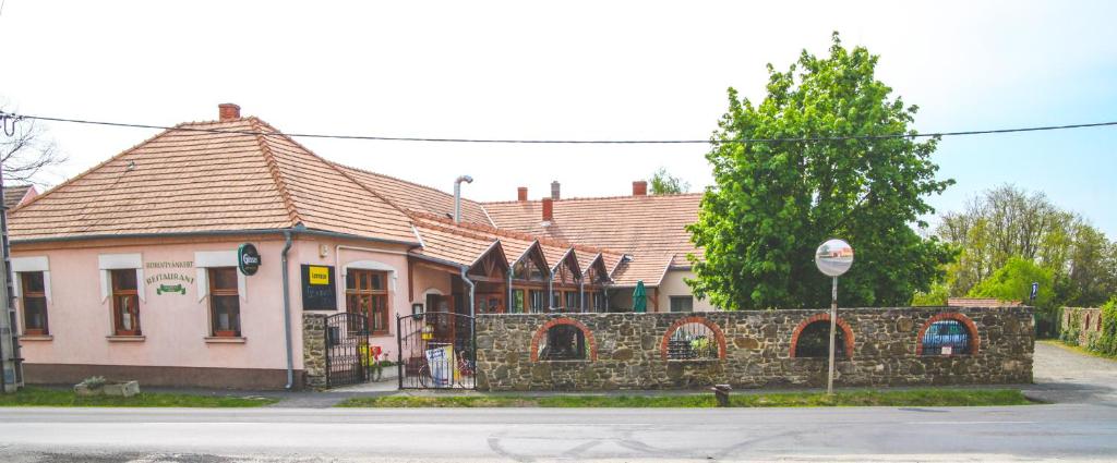 Borostyánkert Étterem & Vendégház