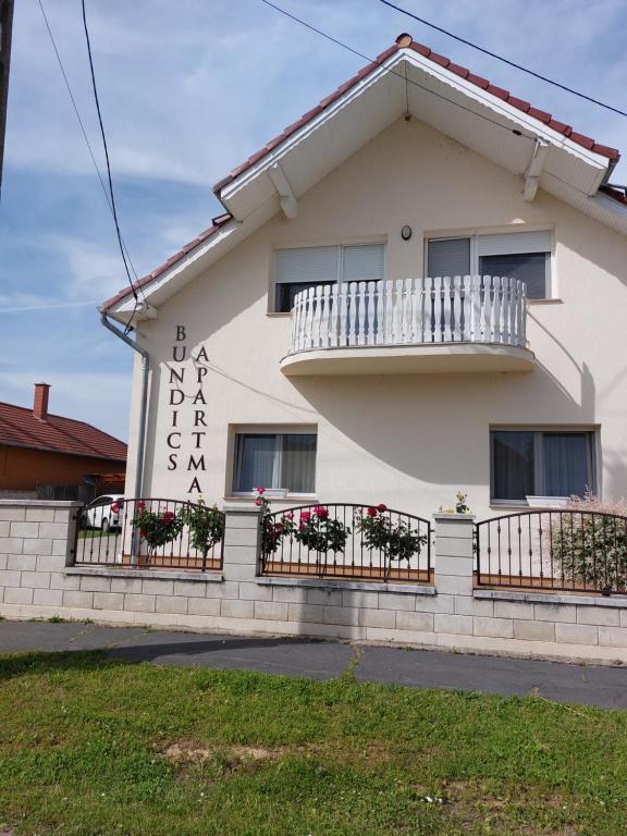 Foldszinti franciaagyas szoba sajat furdoszobaval