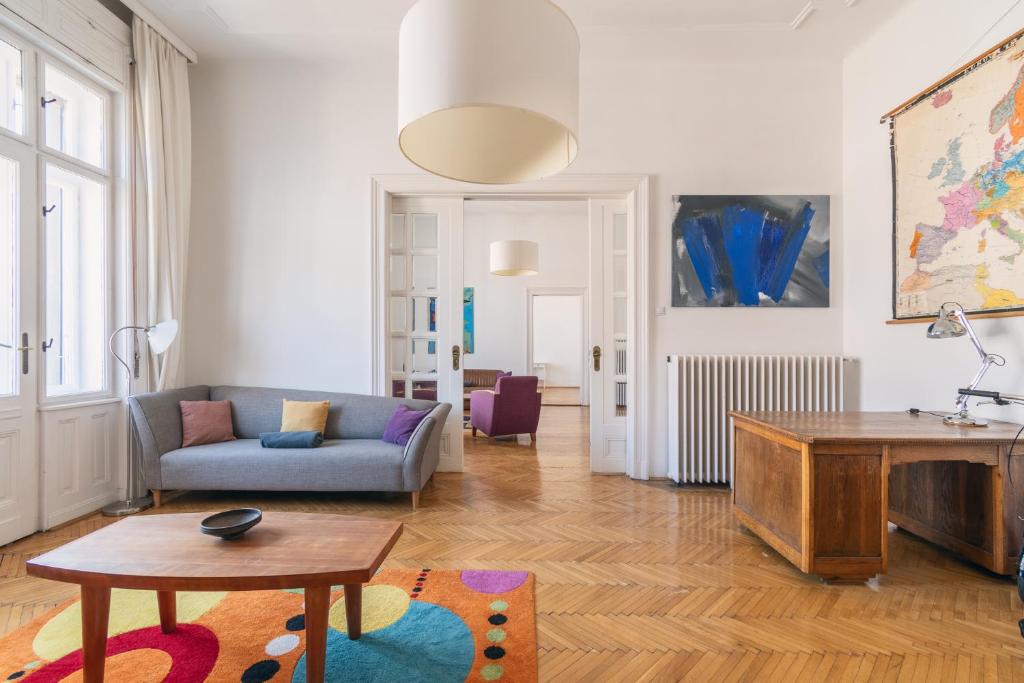 Sunny, Airy, Artsy & Authentic Loft with Balcony