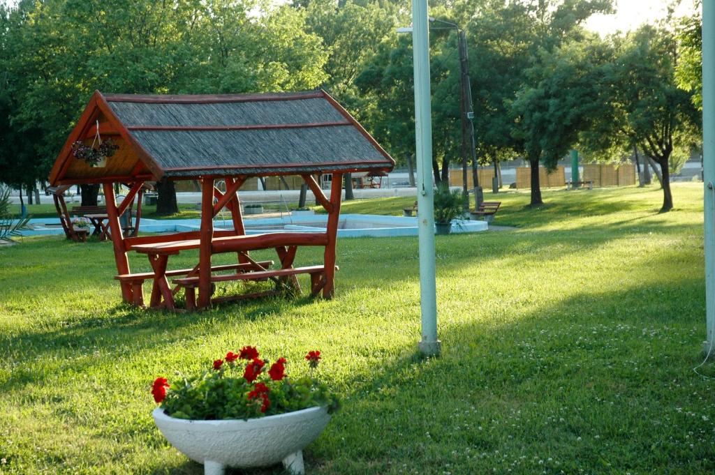 Szegedi Partfürdő Kemping és Apartman